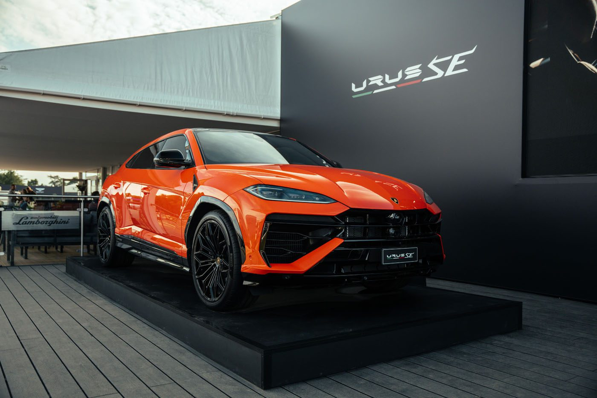 Новый кроссовер Lamborghini Urus SE - первый подзаряжаемый гибрид в линейке Уруса.
