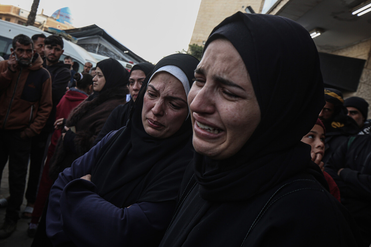 Матери убитых палестинцев плачут в день принятия соглашения о прекращении огня с Израилем, сектор Газа, 15 января 2025 года    📷