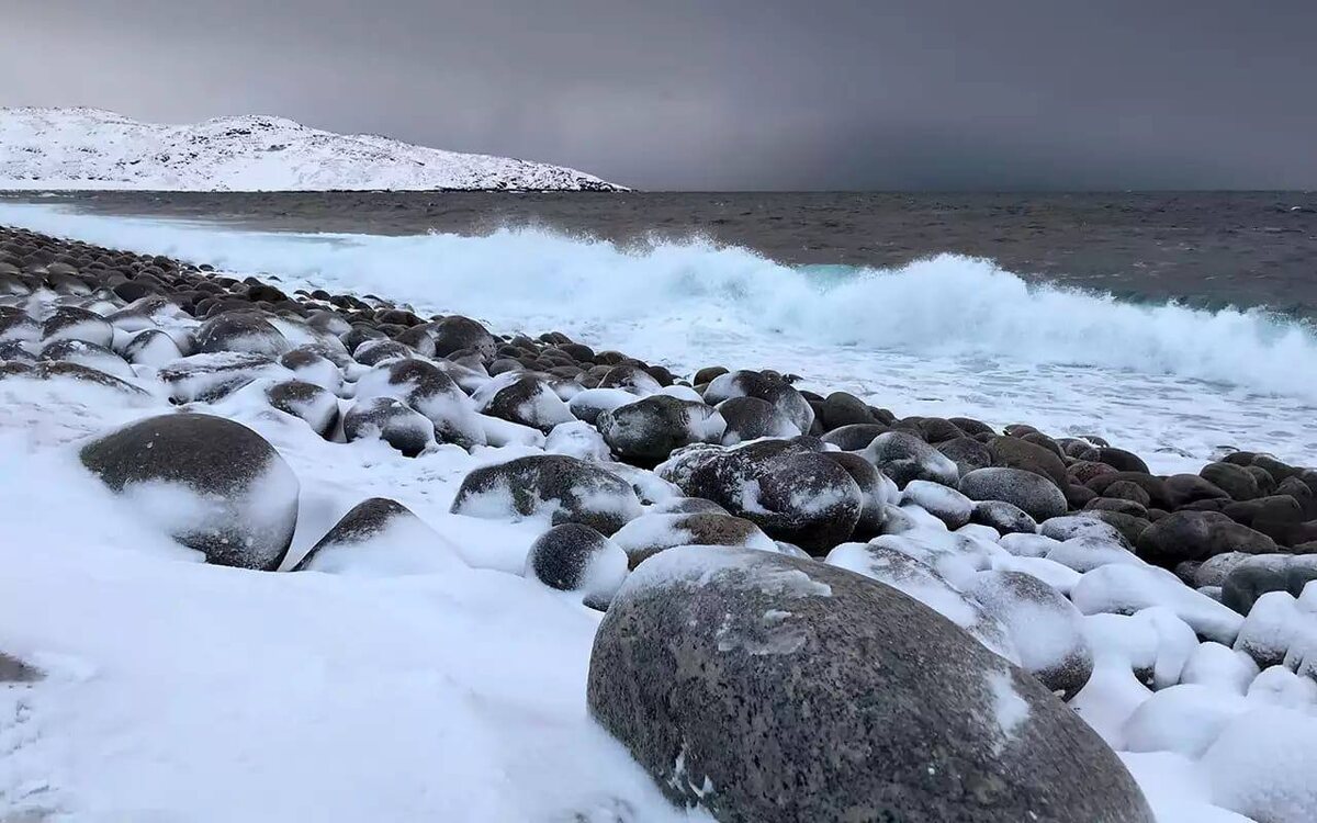 Камни "Яйца драконов" на пляже Териберки