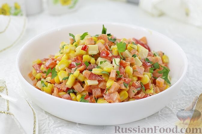 кукуруза консервированная, перец болгарский, морковь, сыр твёрдый, зелень петрушки, майонез, перец чёрный молотый, соль