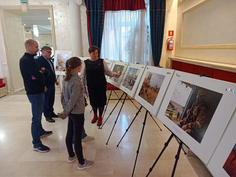Рисунок развивающегося флага россии