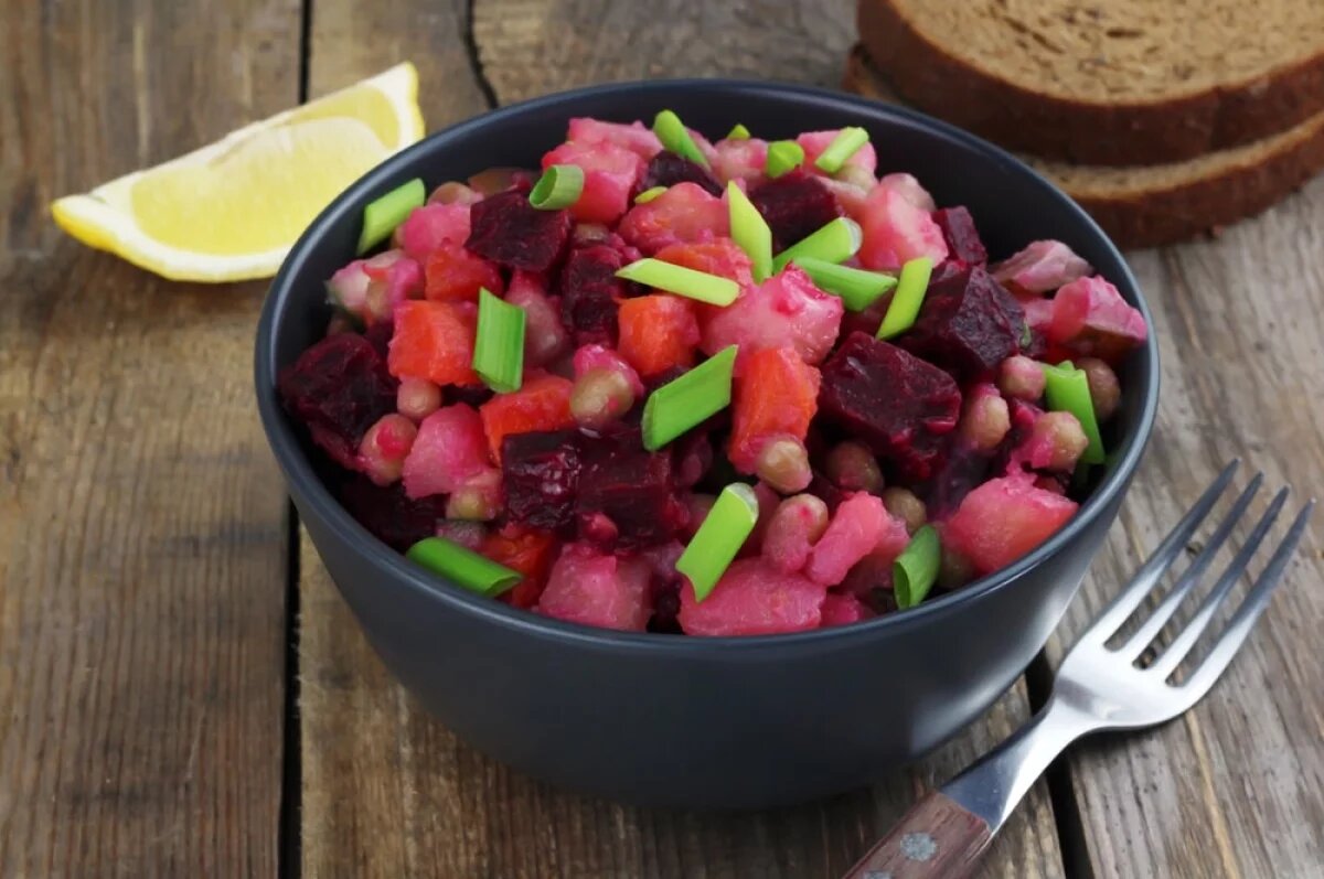    Шпроты, фасоль, моченое яблоко.