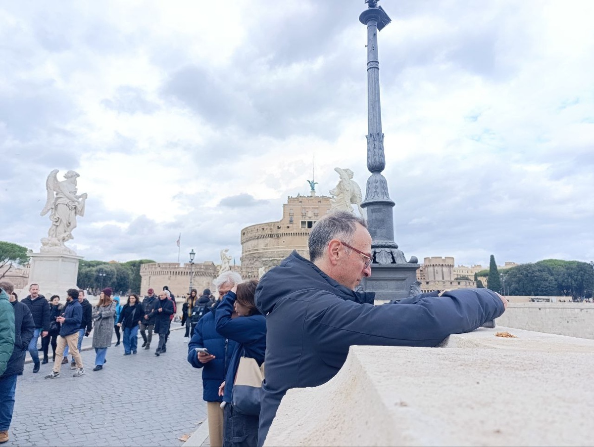 Риккардо на фоне Замка Ангела