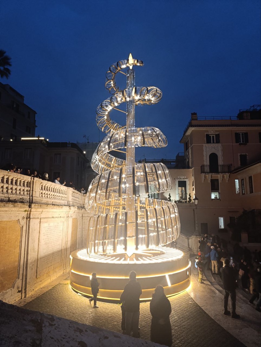 Футуристическая ёлка на ней