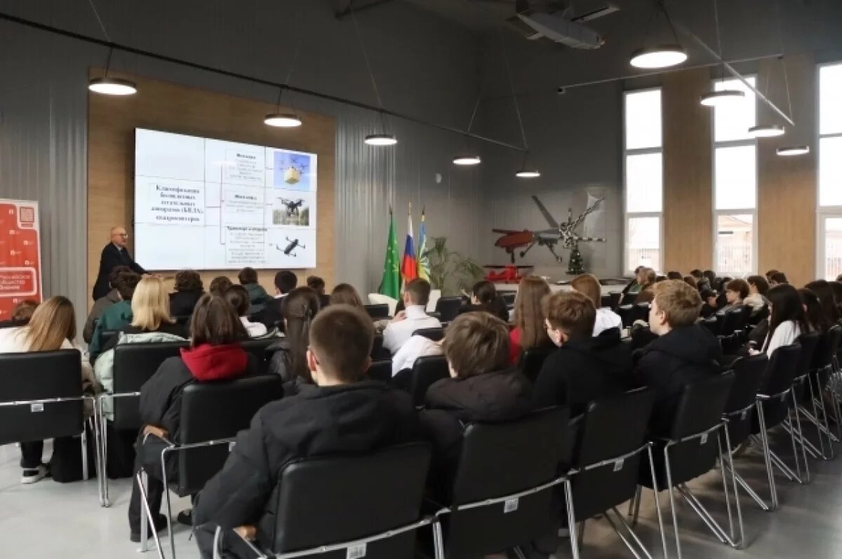    В Майкопе школьники посетили Военный учебный центр при МГТУ