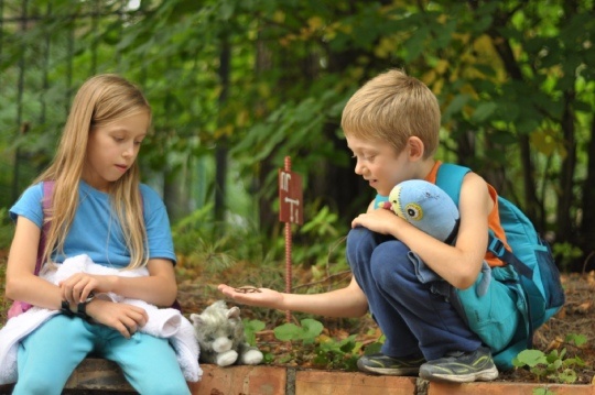 Дети исследуют змейку, которую нашли на прогулке