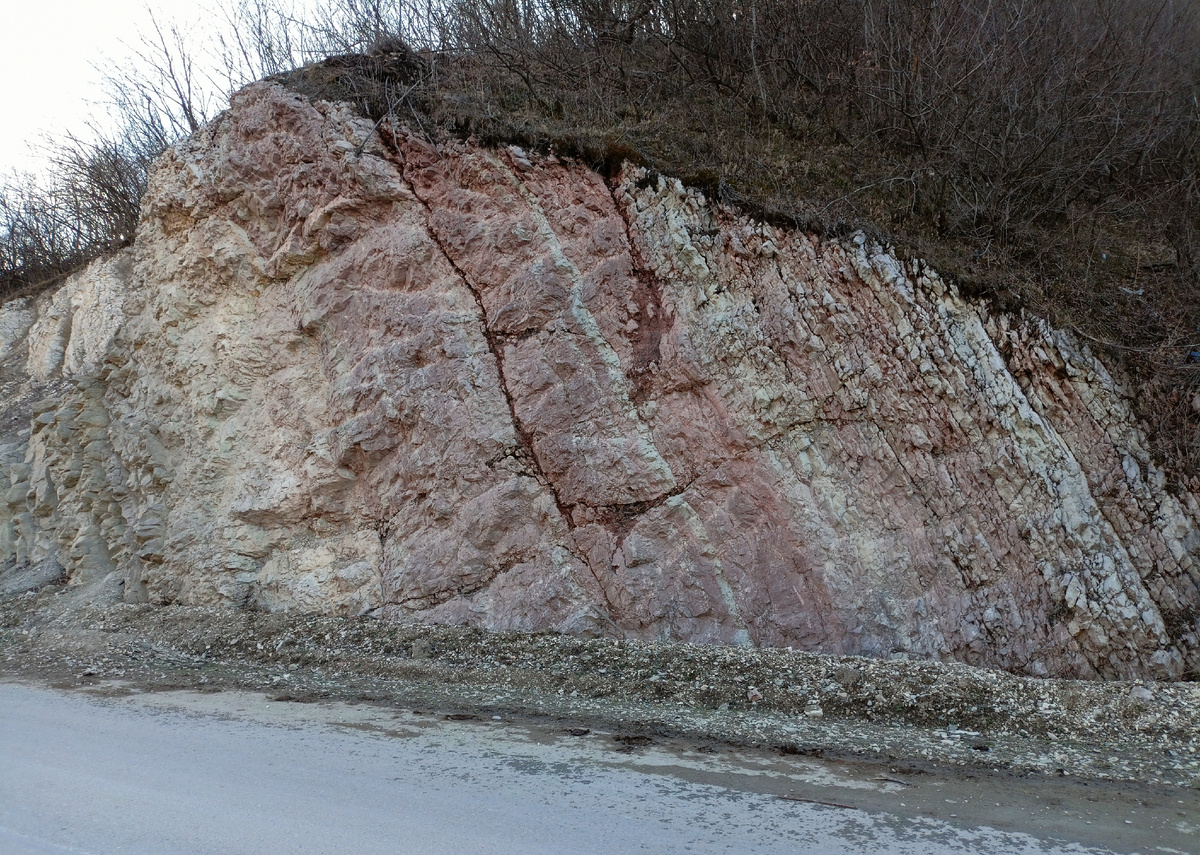 Фото автора: скала у дороги в Арыхкенте, розовая (Дагестан, январь 2024)