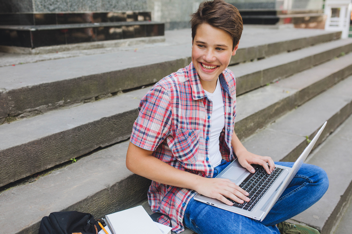 источник фото: <a href="https://ru.freepik.com/free-photo/cheerful-student-posing-with-laptop_1261415.htm#fromView=search&page=1&position=35&uuid=8b5ebbd7-8509-4057-9c8b-ed7905e8b889&new_detail=true&query=%D0%BE%D1%87%D0%B5%D0%BD%D1%8C+%D1%81%D1%87%D0%B0%D1%81%D1%82%D0%BB%D0%B8%D0%B2%D1%8B%D0%B9+%D0%BF%D0%BE%D0%B4%D1%80%D0%BE%D1%81%D1%82%D0%BE%D0%BA+%D0%B7%D0%B0+%D0%BD%D0%BE%D1%83%D1%82%D0%B1%D1%83%D0%BA%D0%BE%D0%BC">Изображение от freepik</a>