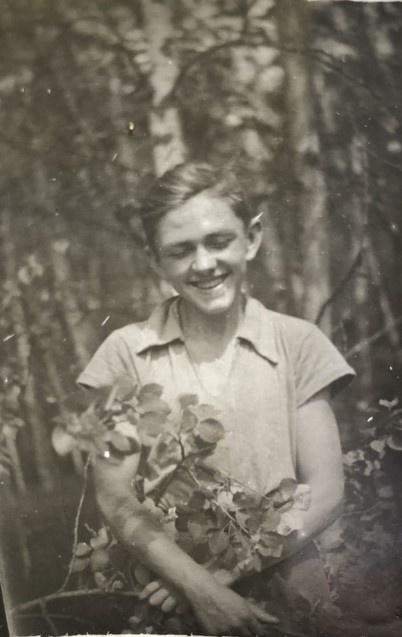 Мой папа в 15 лет - когда еще спал на сундуке. Фото из архива Ольги Не_летней.