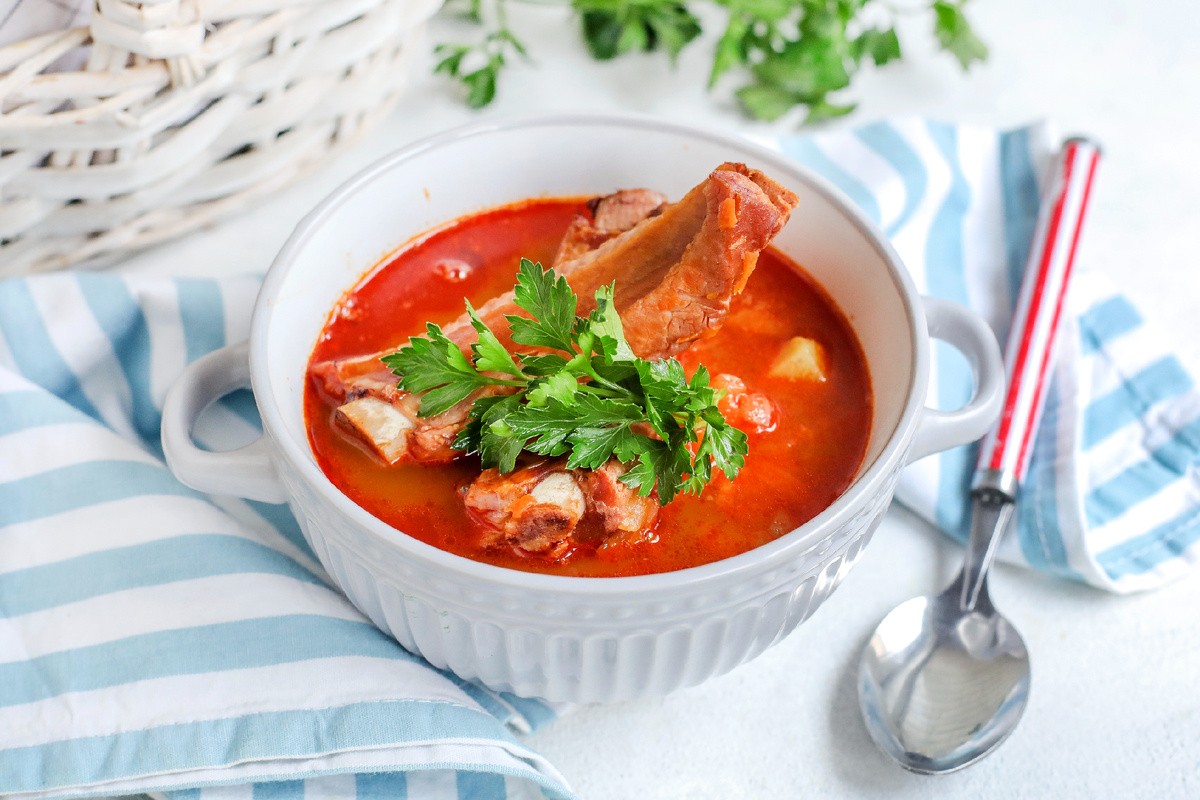 Гороховый суп с копчёными свиными рёбрышками