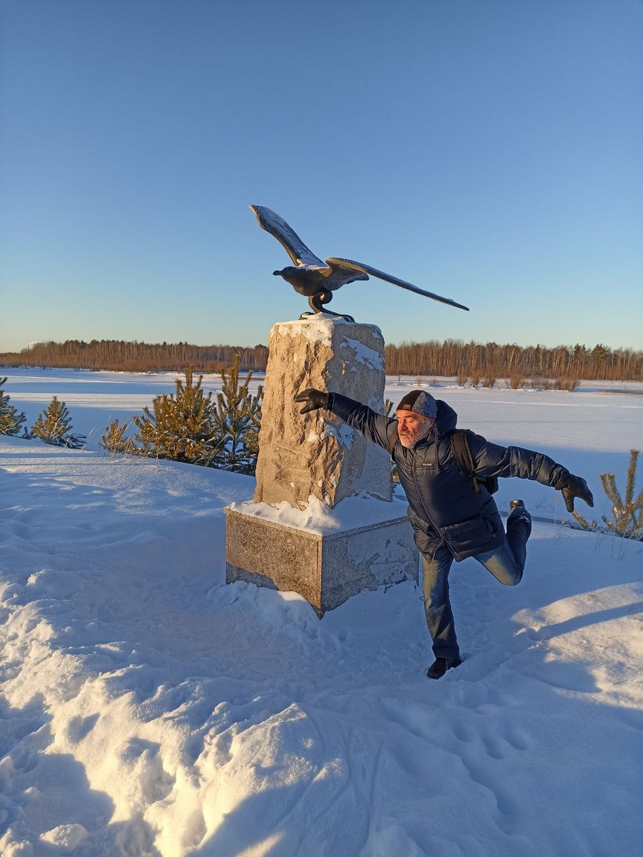 Чайка - символ Урая. А рядом пристроился какой-то турист. Похоже, из Тюмени...