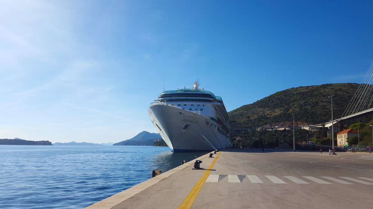 Корабль Splendour of the Seas в порту Дубровник, Хорватия. 