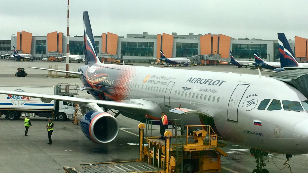 Airbus A321 VP-BTL «Евгений Вахтангов» в спецливрее Manchester United. 
