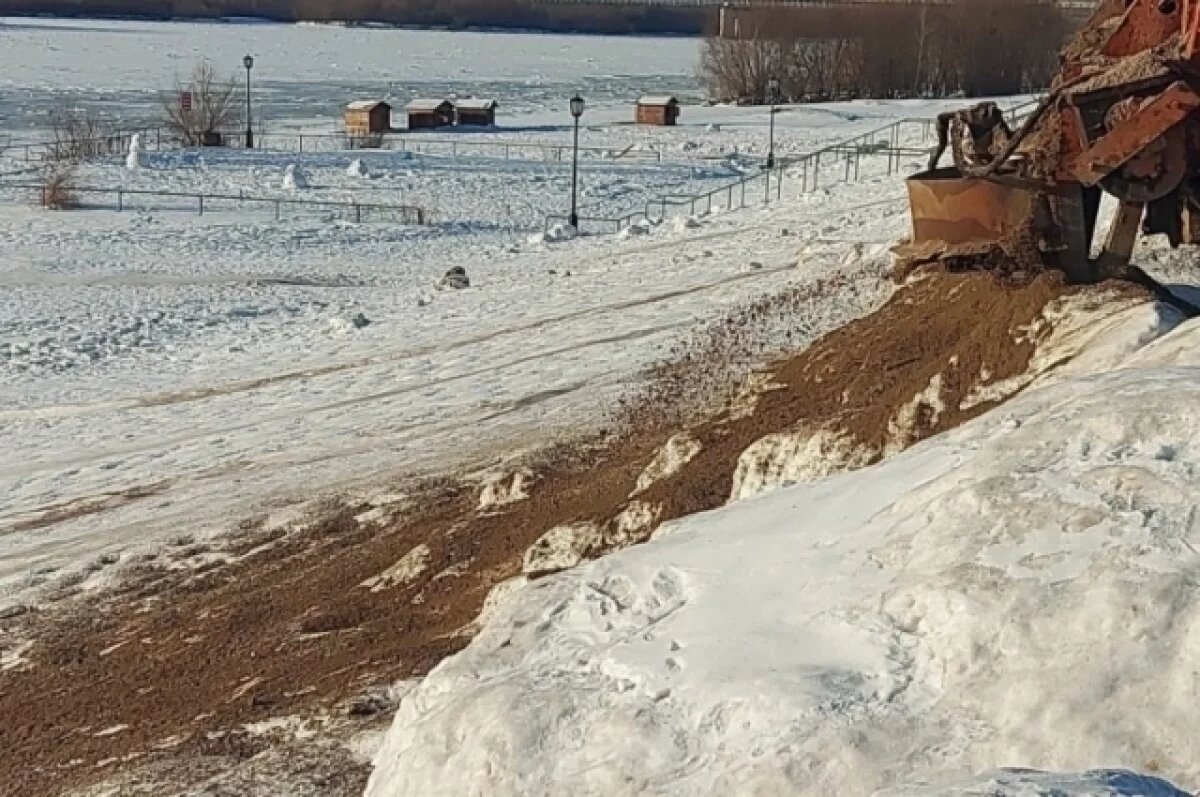    Горку в центре Омска засыпали песком