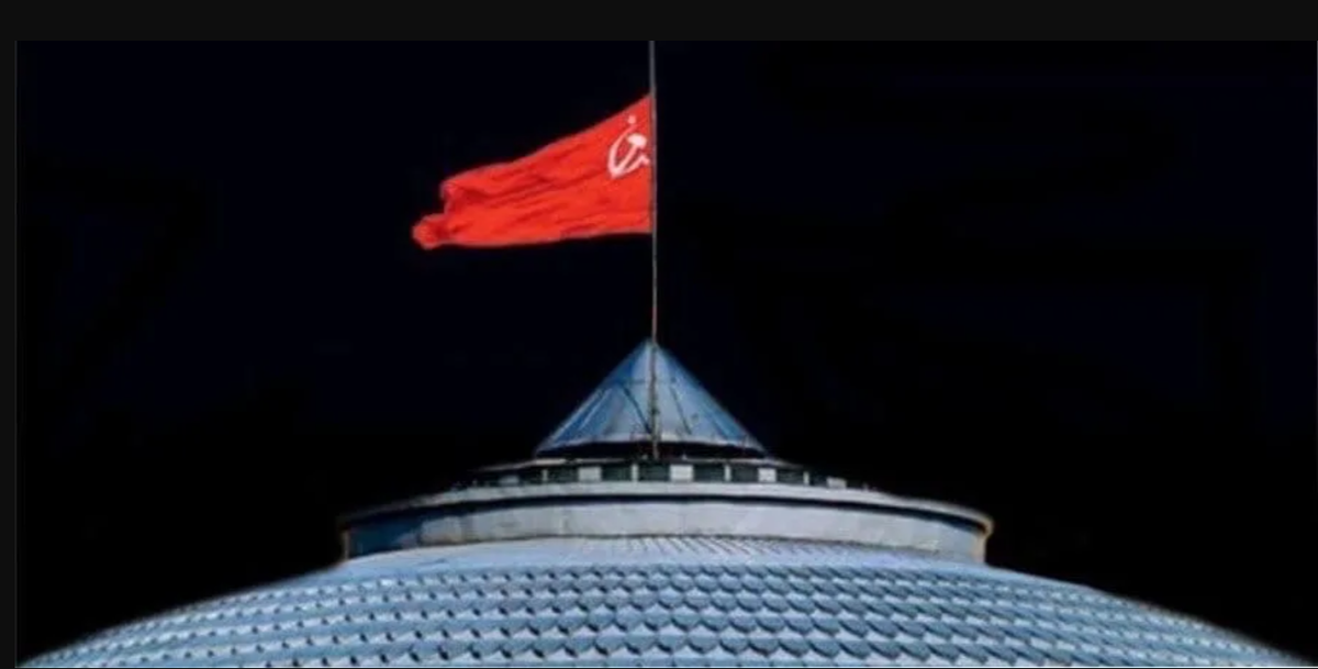 Спуск государственного флага СССР над Кремлём 25 декабря 1991 год. источник фото: https://antipotok.ru/25-dekabrya-1991-goda