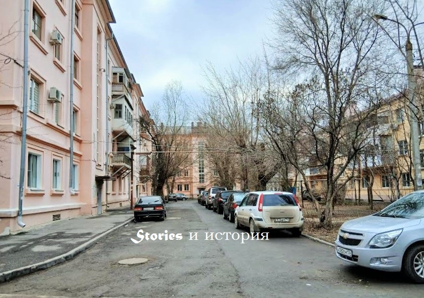 В конце 1920-х - в 1930-е годы в Сталинграде возводили постройки в стиле конструктивизма или постконструктивизма. Первый дом на Армавирской (№15а) был выстроен для работников химического предприятия в 1929 году в стиле конструктивизма / находится в аварийном состоянии. Здесь: дом на Армавирской, № 13, построен в 1937 году, фото автора. Стиль - постконструктивизм. Квартиры в 13-м доме давали заводскому начальству, но известно, что и коммуналки для работников тоже были. Напротив на фото - дом № 13а, он идентичен дому 15а, эти две 3-хэтажечки значительно проще. В каком из 6-ти каменных домов на Армавирской жила героиня рассказа Люба, мы не знаем (не говорила, не хотела). Поскольку бои здесь не шли, дома сохранились, одни из них отремонтированы во время капремонта, другие ждут своей очереди.