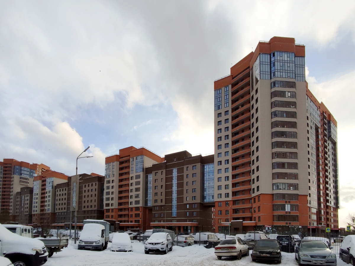 Для гостей комплекса предусмотрена неухоженная дикая парковка перед первыми воротами...