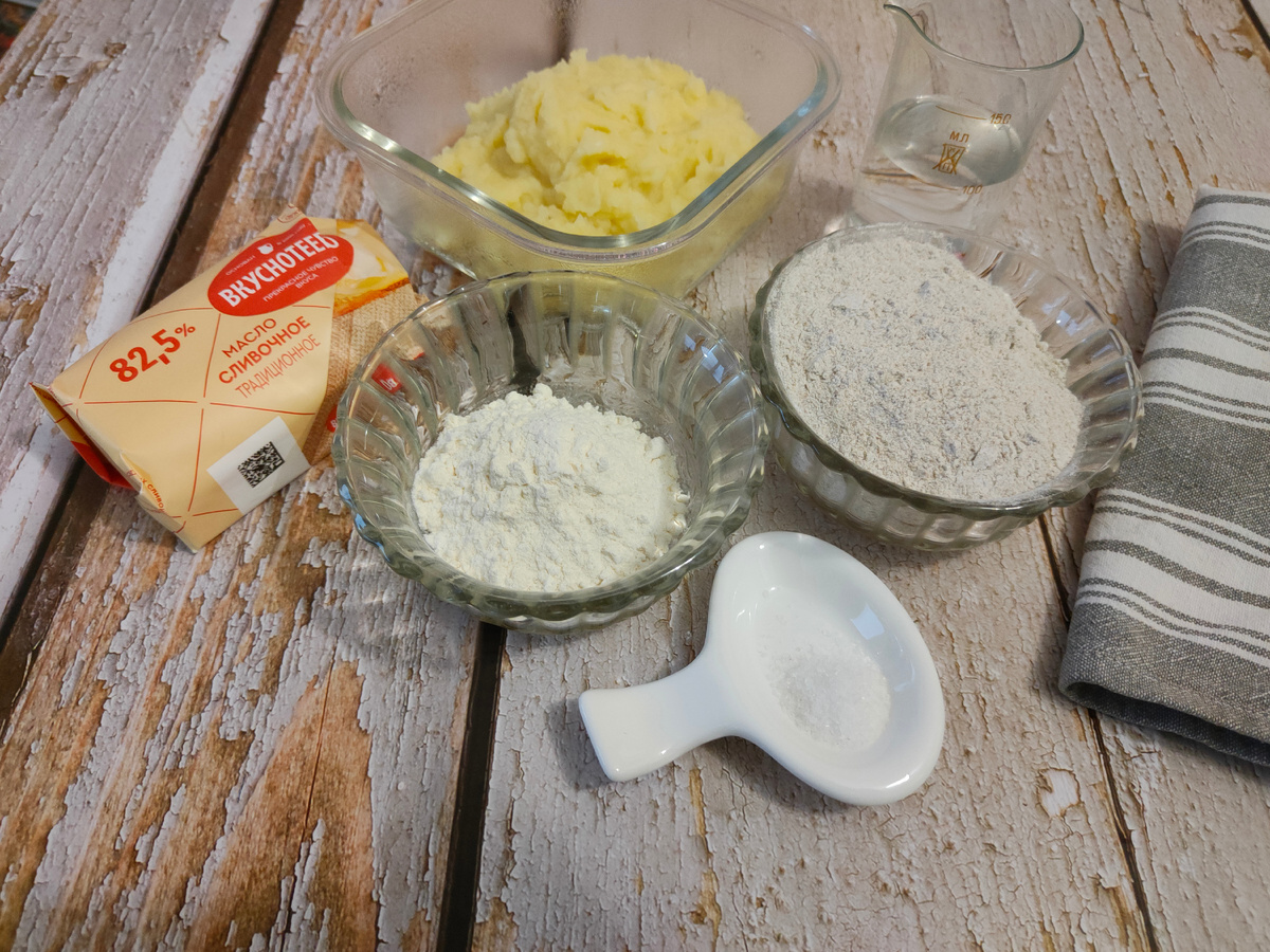 Начинка должна остыть. Можно использовать остатки вчерашнего пюре. 