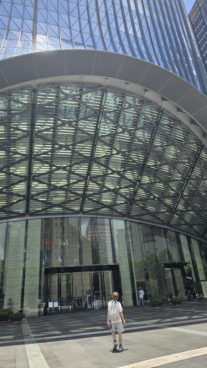 Главный вход в здние.