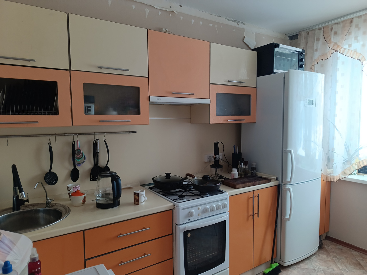 Вот так выглядела старая кухня, обои и потолок уже начали обдирать, когда было сделано это фото.