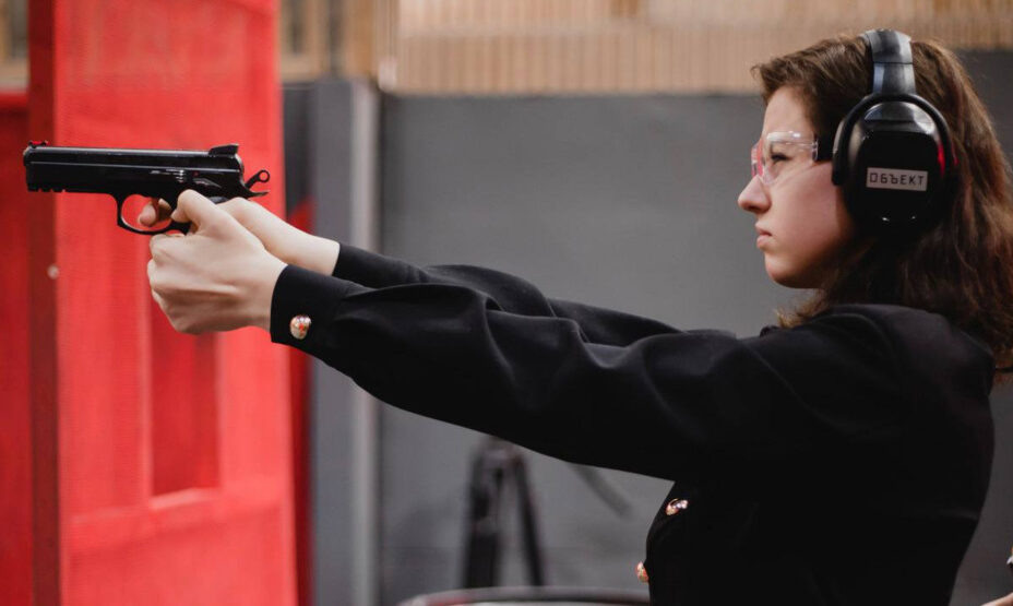    Валиева позирует с пистолетом. Фото: телеграм-канал фигуристки Камилы Валиевой