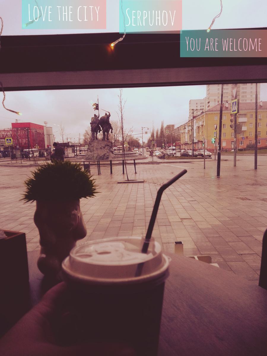 Кафешка -сразу на привокзальной площади ,позади памятнику Дмитрию Донскому и Владимиру Храброму .Здесь отличный кофе и печенья.