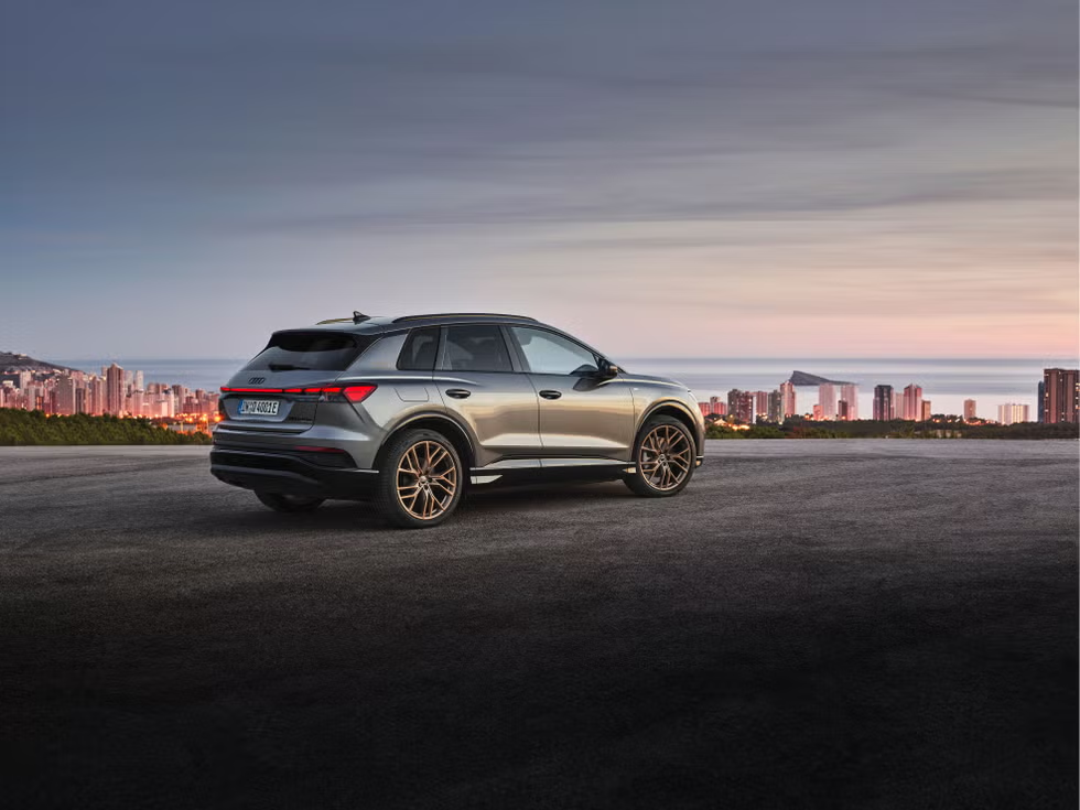 В Q4 50 разгон от 0 до 60 км/ч занимает 5,8 секунды, а в Q4 40 — 7,9 секунды. Autoweek.