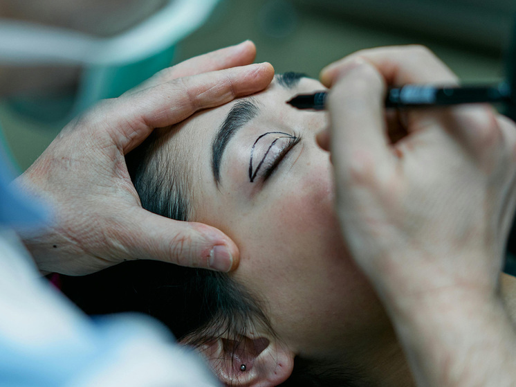     Россияне доверяют петербургским врачам свои тела и лица. Фото: Pexels