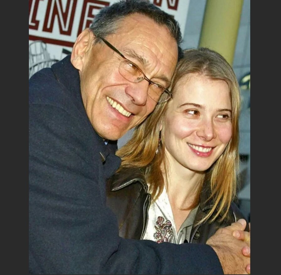 Во время поездки в Сочи на фестиваль «Кинотавр» в 1996 году Юлия познакомилась с будущим мужем. 