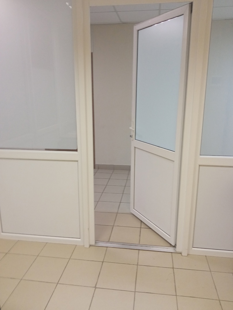 вид на выход из кабинета