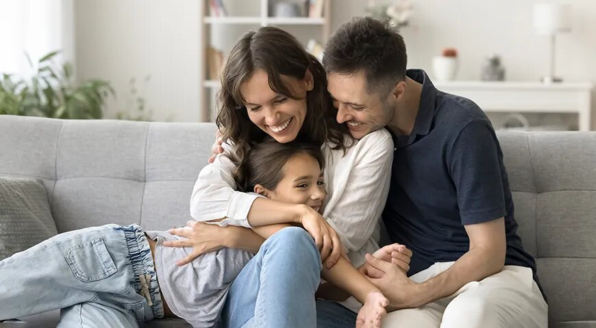   Объятия тонизируют, укрепляют иммунитет и помогают справляться со стрессом (Shutterstock/FOTODOM)