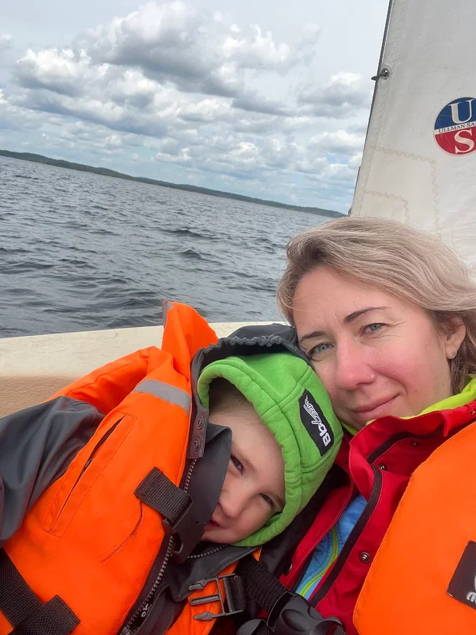 Наш турлидер Алла с сыном Гошей в туре на швертботах по Ладоге