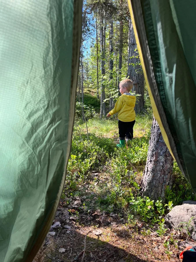 Отдых в палатке во время тура на швертботах по Ладоге