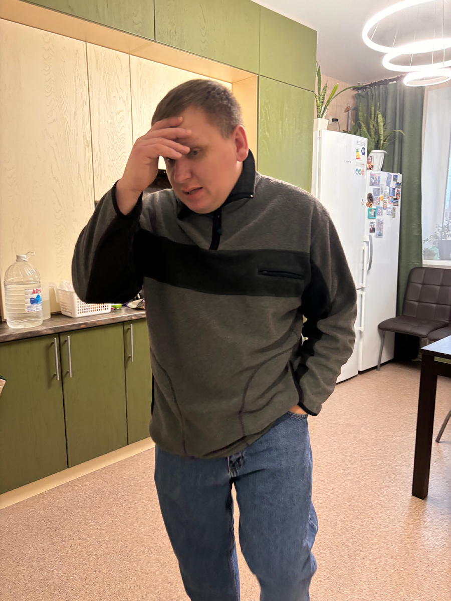 Это он уже перед выходом из дома, в шоке, что приходится ехать в Москву😂