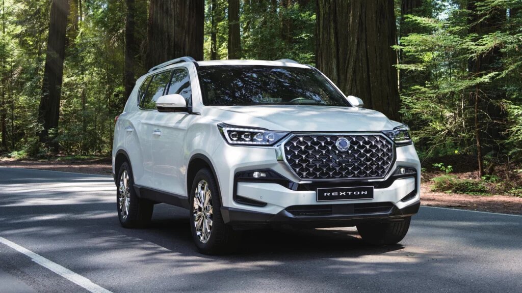 Новый KGM Rexton — корейский полноразмерный рамный внедорожник сегмента E-SUV дебютирует на российском рынке в I половине 2025 года. Цены пока не называются.