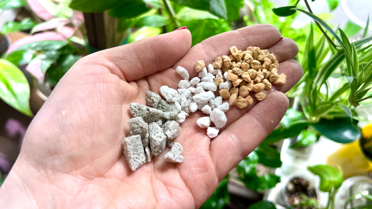 Помните, что перлит пылит и оседает в легких, поэтому его важно сначала смочить в пакете. Слева - пеностекло, в центре - перлит и справа - диатомит.