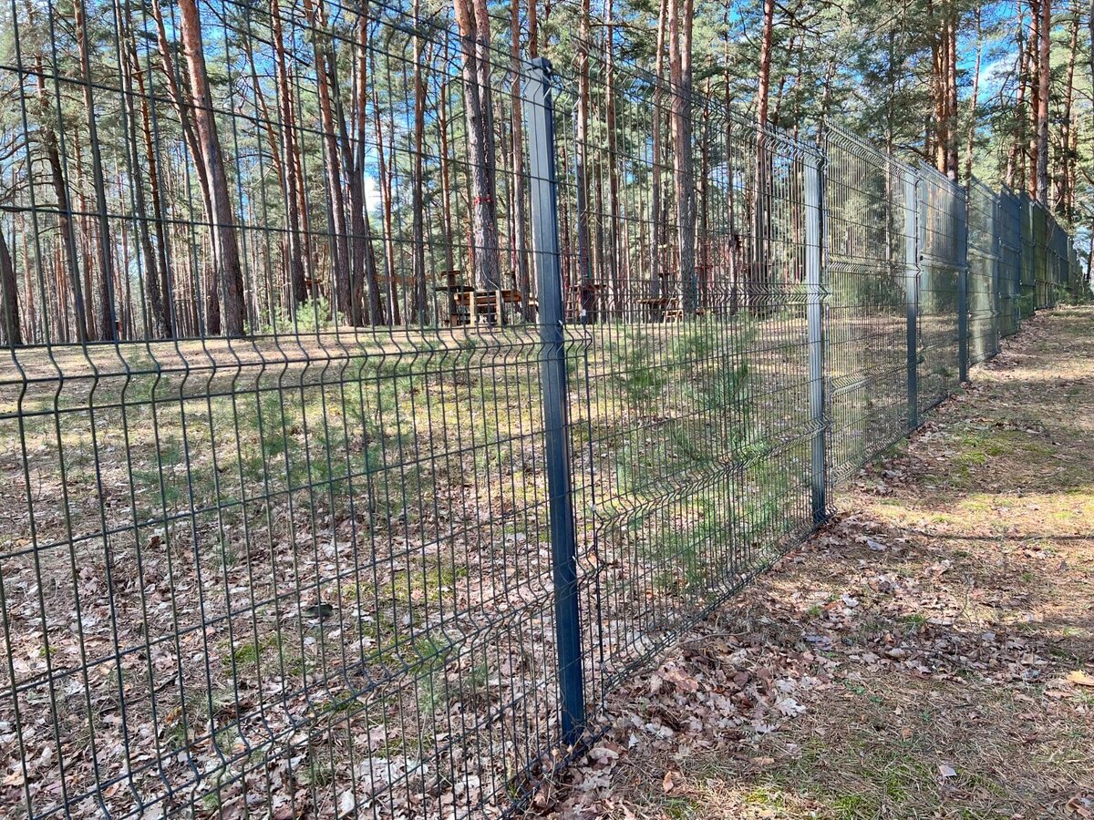 В наших широтах по умолчанию пучинистые почвы везде. Поэтому все производители заборов предупреждают быть аккуратным с бетонным основанием. 