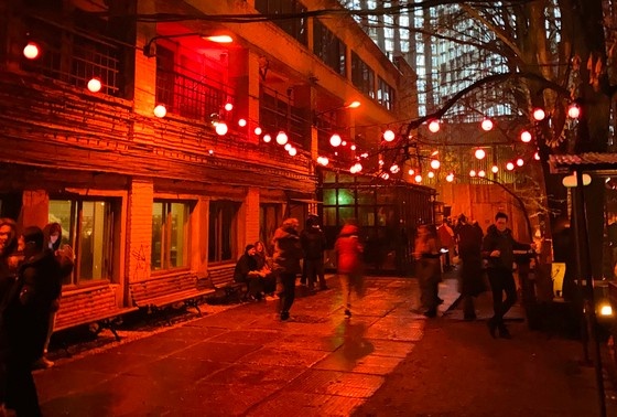    Вход в клуб «Арма»