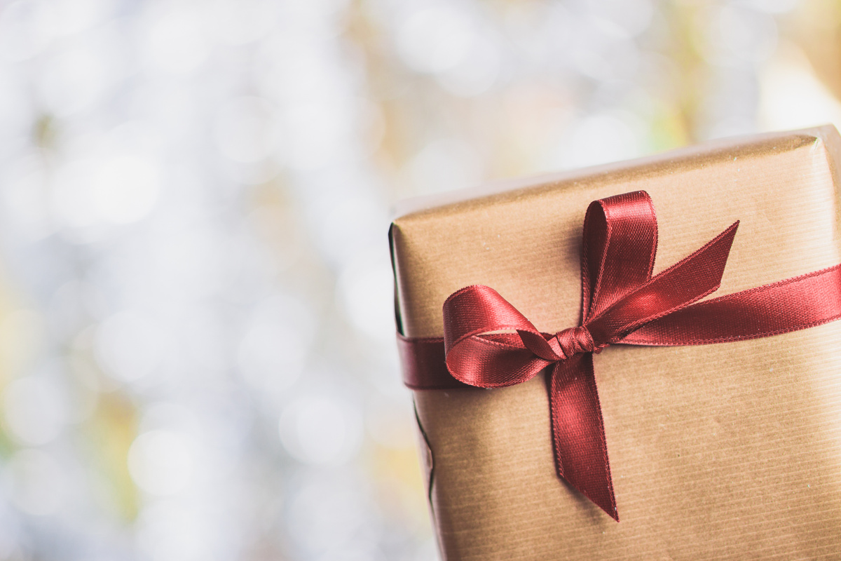 <a href="https://ru.freepik.com/free-photo/brown-package-with-red-bow_994978.htm#fromView=search&page=1&position=6&uuid=89c9eaa3-c410-4424-91bd-575f083ba655&query=%D0%BF%D0%BE%D0%B4%D0%B0%D1%80%D0%BE%D0%BA">Изображение от freepik</a>