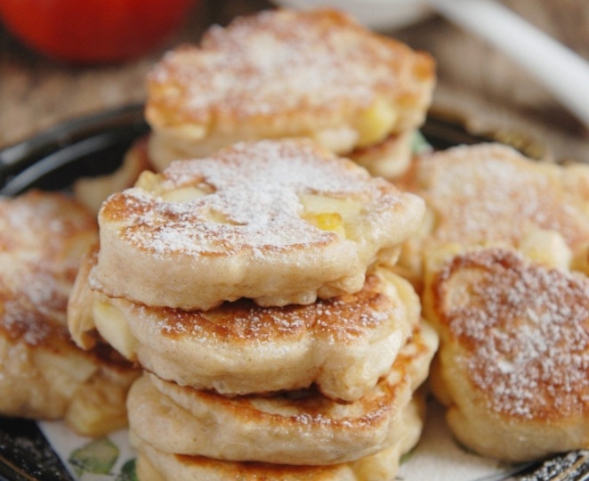 Как жарили оладьи с яблоком советские повара и что добавляли в тесто: рецепт из бабушкиной кулинарной книги. Жаль, что мы жарим оладьи иначе