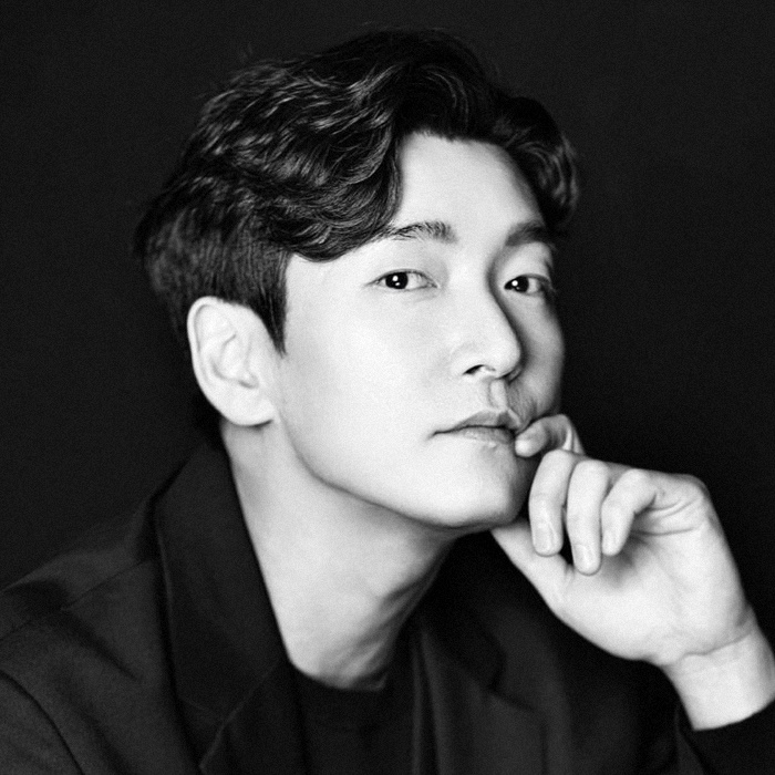 Листайте, чтобы увидеть Чо Сын У в детстве