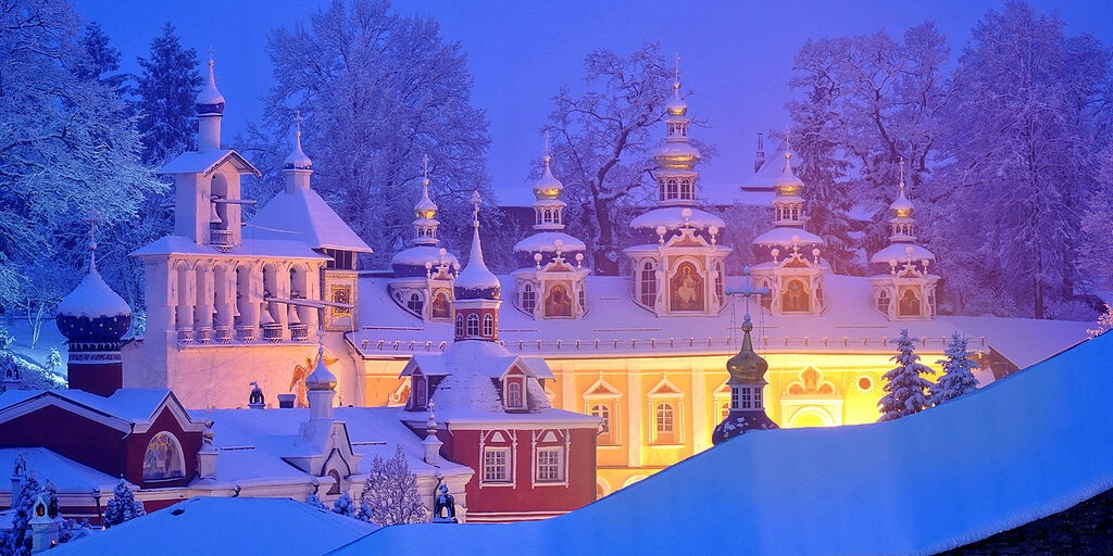 Псково-Печерский монастырь зимой