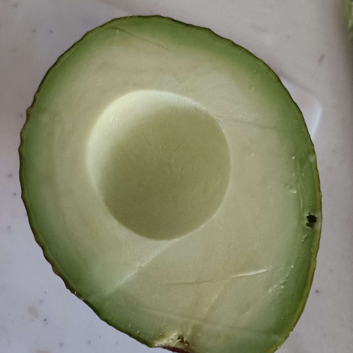 А это мне тут очень удачное авокадо в кои-то веки попалось. Ровненькое такое, спелое и мягкое