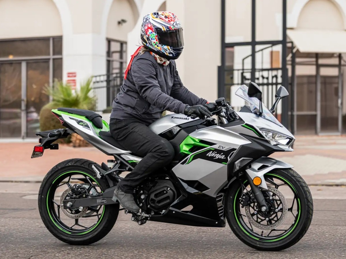    Kawasaki представила электробайки Ninja e-1 и Z e-1 2025 модельного года