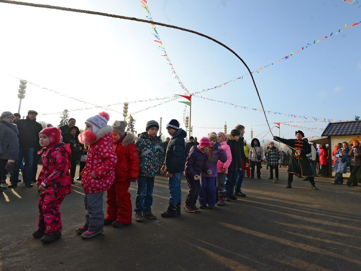    Дети на праздновании Широкой Масленицы на территории ВДНХ в Москве© РИА Новости / Евгения Новоженина
