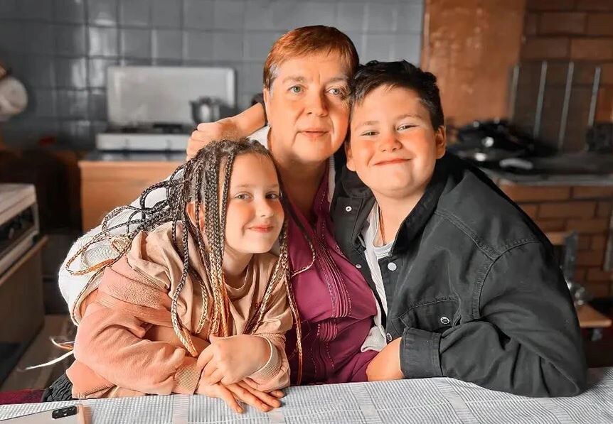 На фото мама Агаты Муцениеце с внуками. 