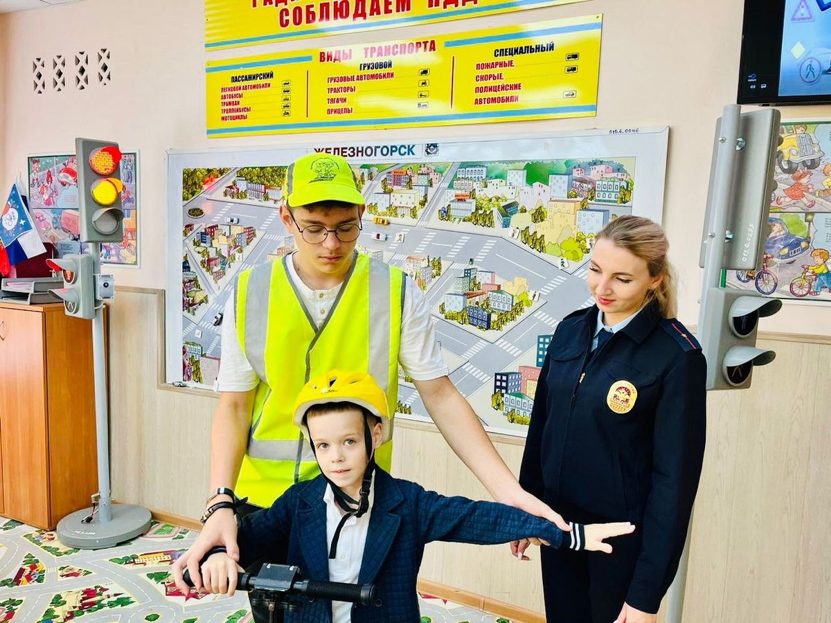    Сотрудники ГАИ Железногорска провели занятие по Правилам дорожного движения для школьников