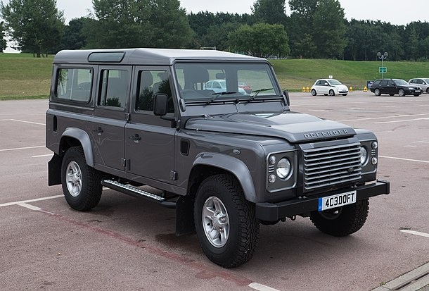 Land Rover Defender-вседорожник производившийся британской компанией Land Rover с 1983 года до 29 января 2016 года. 