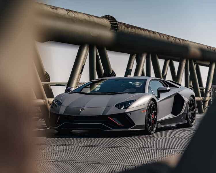 Lamborghini Aventador- изысканная и роскошная машина, начавшая выпускаться с 2011 по 2021 год. 