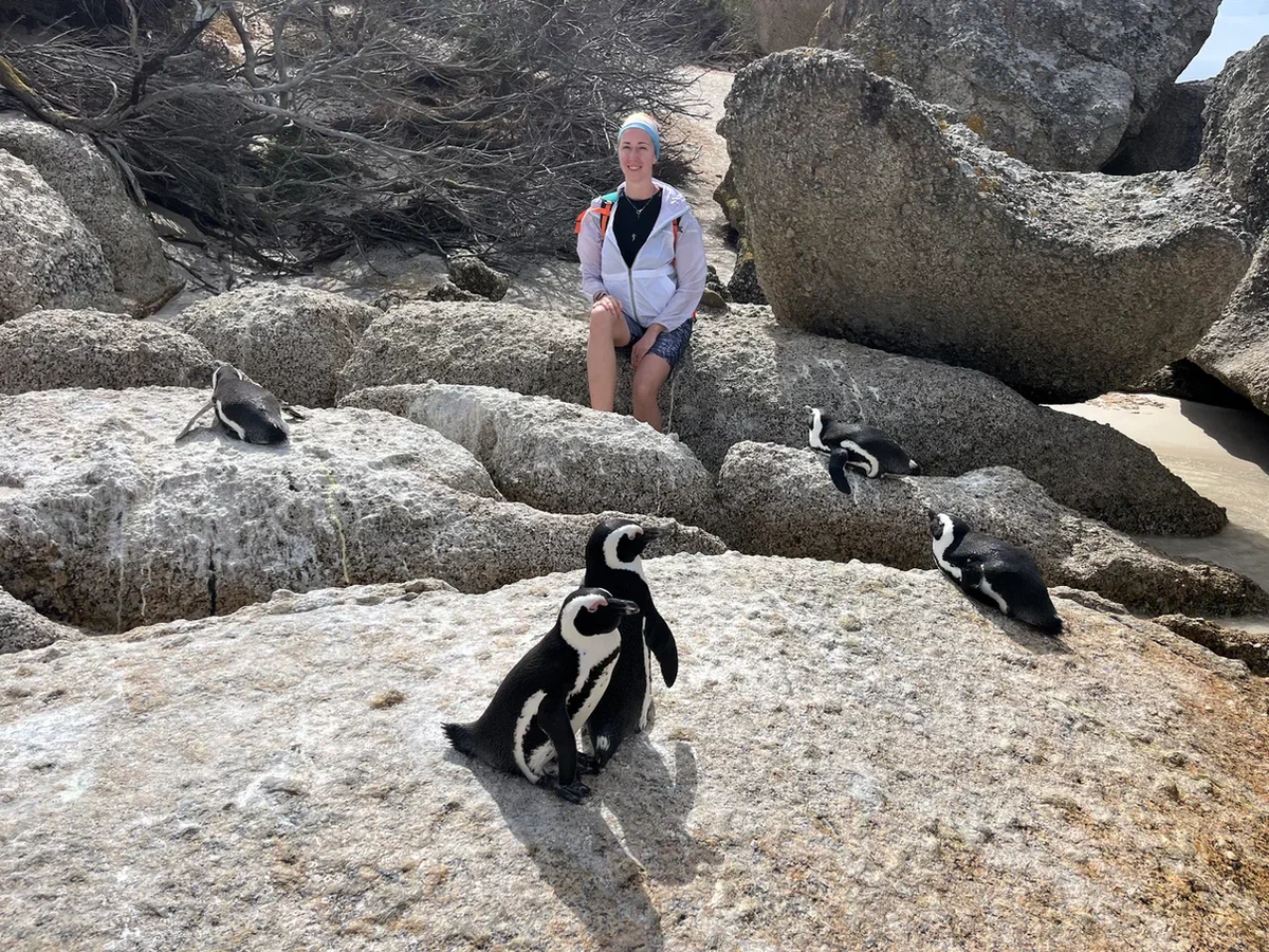 Турлидер Алла с пингвинами на пляже Болдерс-бич в ЮАР